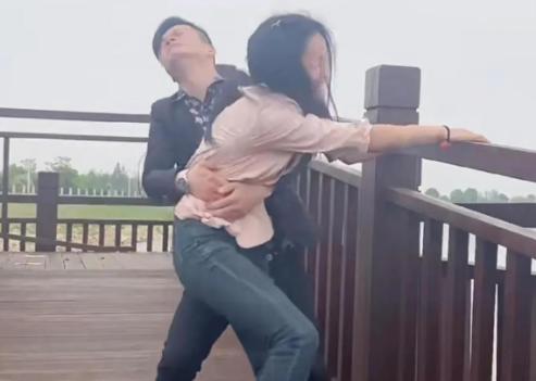 一位美女想跳河自尽，被一哥们拦下。"反正你也想不开，"哥们说，"你死了太可惜了，