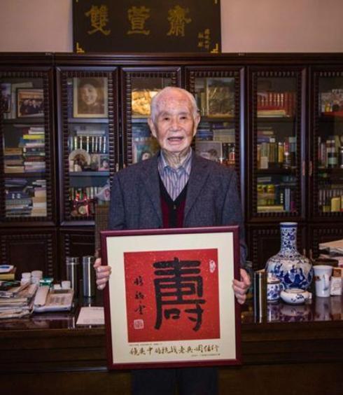 1945年，阎锡山吩咐秘书李蓼源整理文稿，作为自己的寿礼，谁知中间出了差错，阎锡