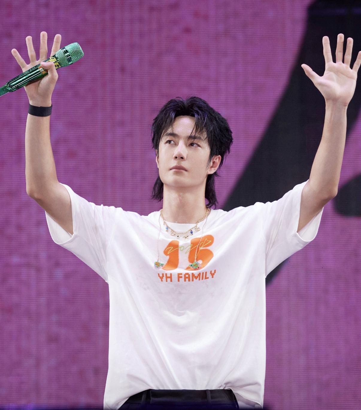乐高这次走了一步极好的棋！

没错，

它选了王一博做品牌代言人，这一波可以说是