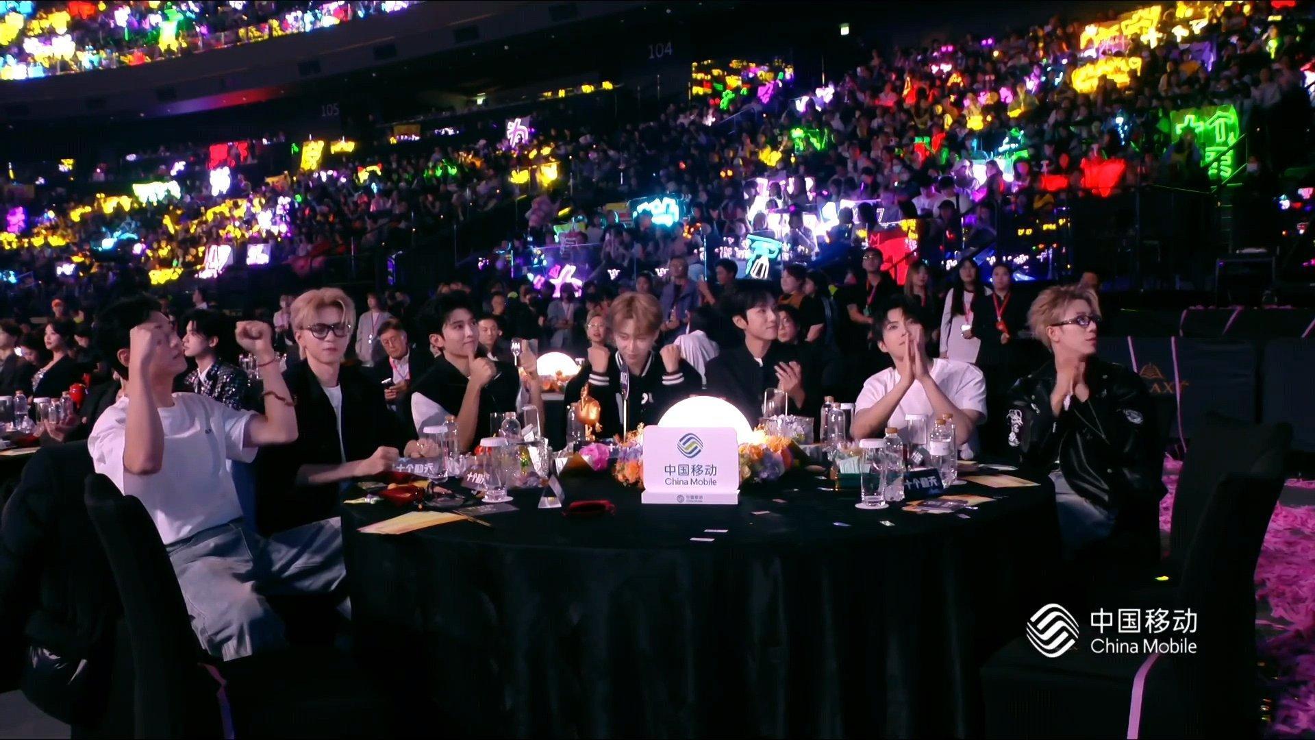 十个勤天尖叫之夜红毯 哥几个商务意识这一块. 