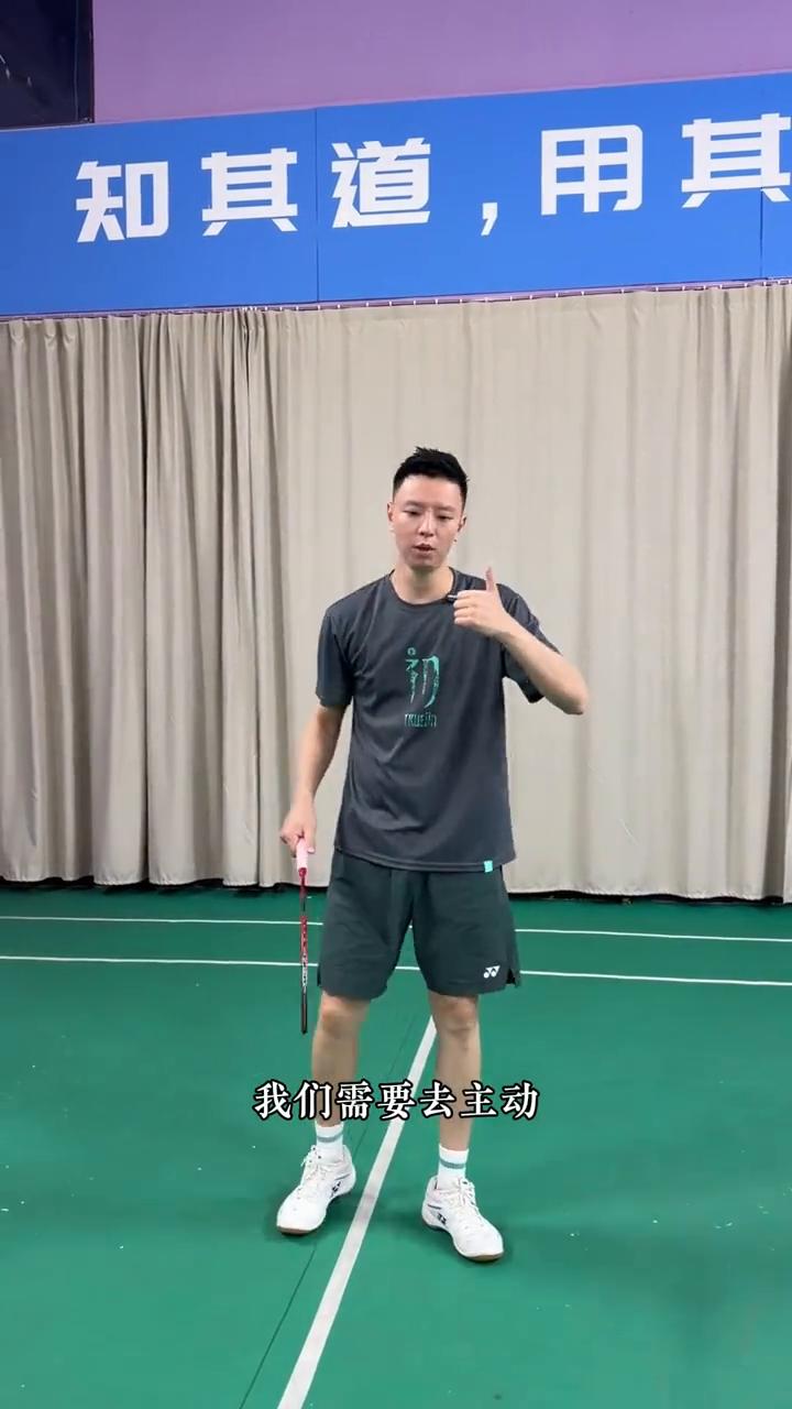 反手总是打不好，两个技巧要学会。
反手很多人会追着球就这么去接，这种动作不合理，