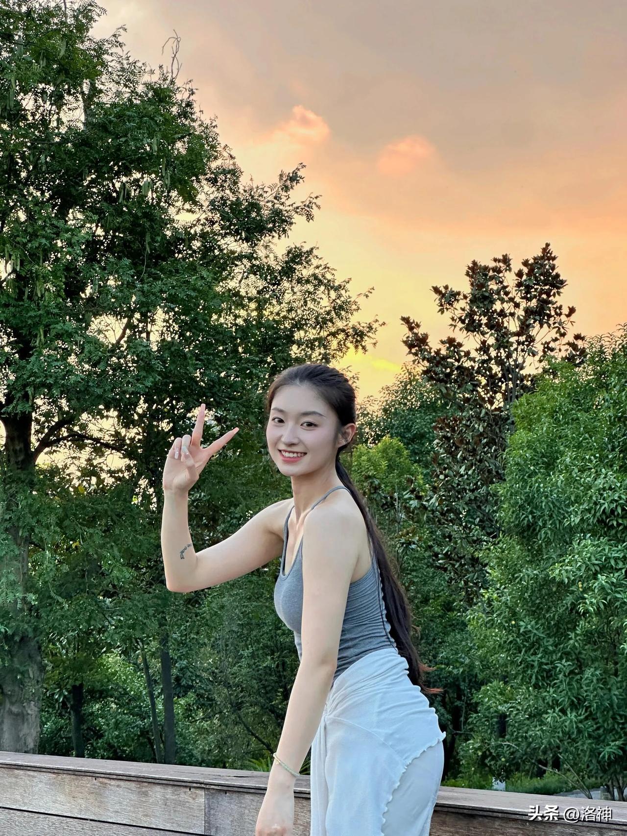 那天夕阳太美
和夕阳合影了
日落的浪漫
日落拍照 夕阳合影 夕阳合照 日落自拍 