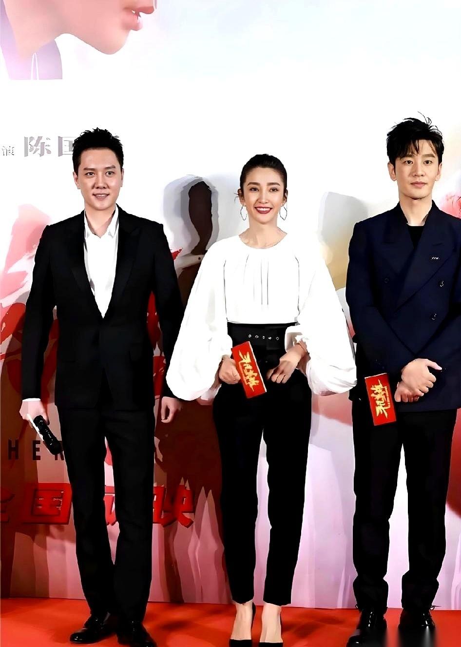 镜头往左，冯绍峰。镜头往右，黄晓明。
两个名字，随便一个拎出来都是绝对的主角，结