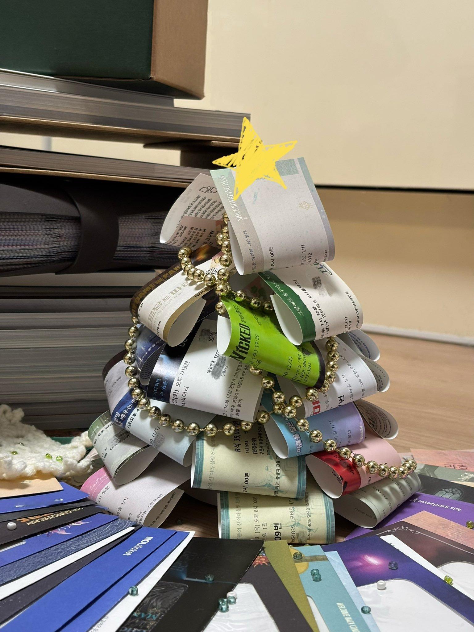 【twi】韩网友用演唱会票制作的圣诞树 