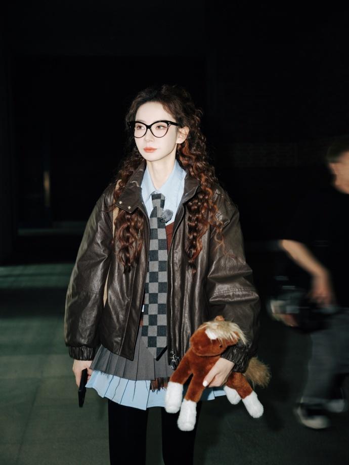 #戚薇复古学院风上班路透##戚薇复古学院风与秋冬适配度# 戚薇上班时的复古学院风