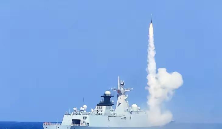055型驱逐舰携带的200多枚导弹看似有限，但实战中打光弹药的结果往往两极分化—
