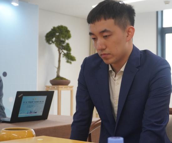围棋诞生一个新的全国冠军。
12月19日，第三届“湾区杯”大棋士挑战赛在深圳进行