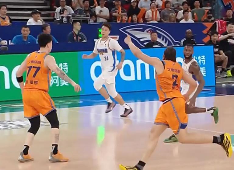 CBA半决赛京沪大战G2战报，上海男篮本赛季主场不败记录被破，北京男篮客场扳回一