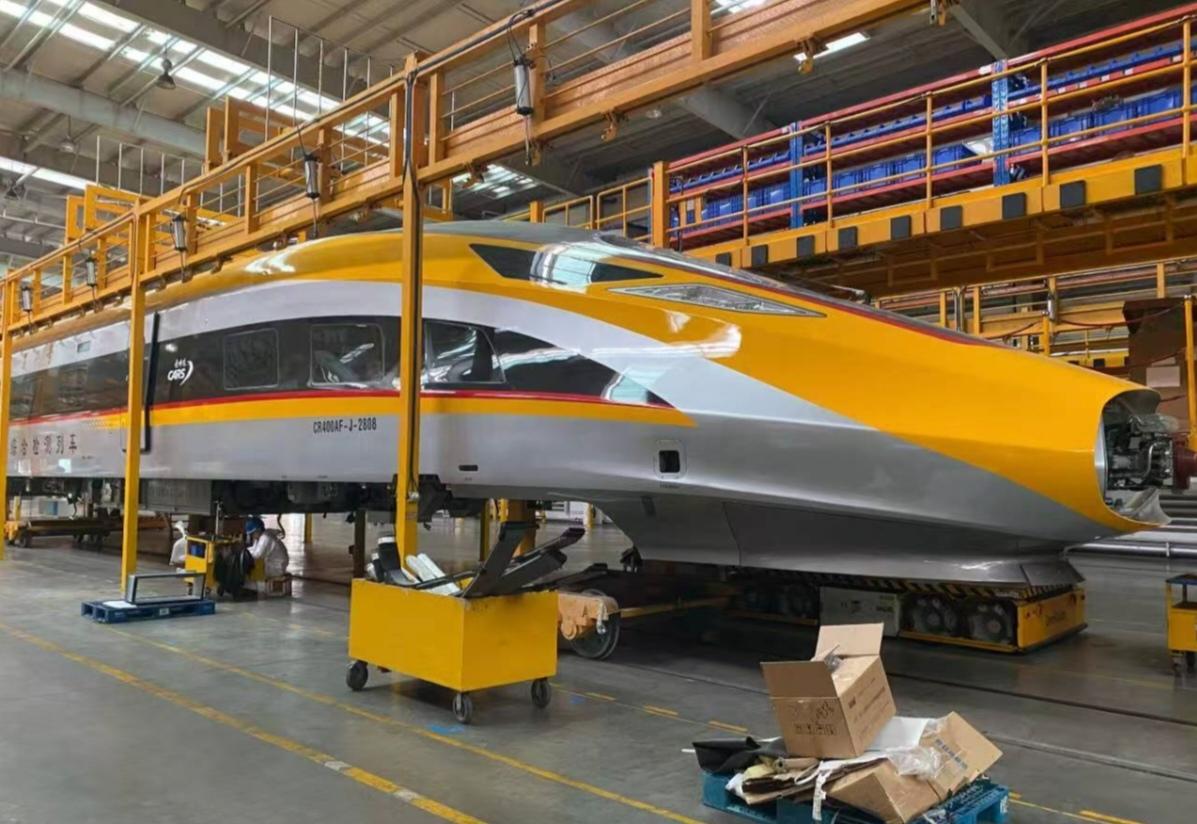 高铁动检车家族再添3位成员，其中1列与众不同。
目前青岛四方正在新造两列动检车，