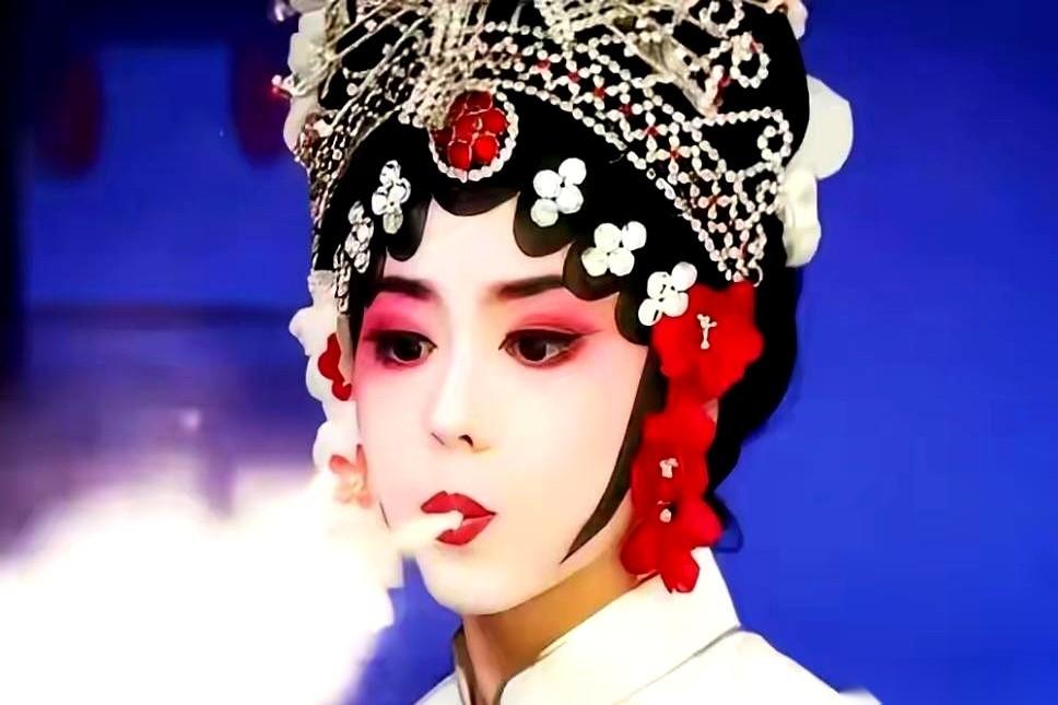 最近重温《主角》里龚丽丽陷害易青娥那段，真能把人气出内伤。
一个团里的“台柱子”