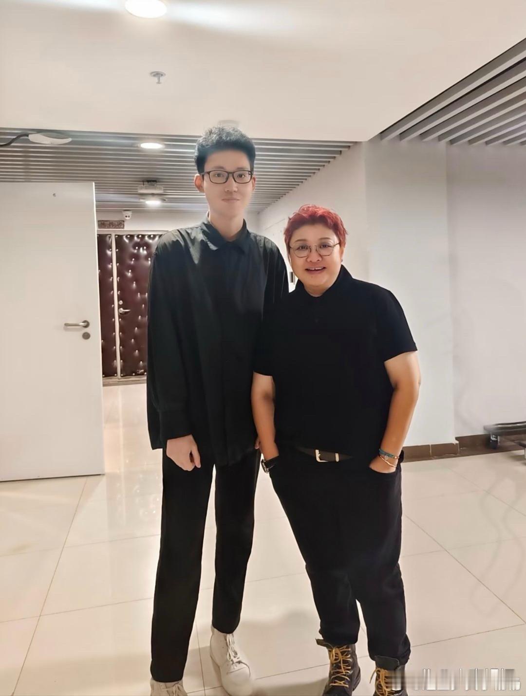 韩红在北京被歌迷偶遇，她染了一头红发，打扮很有型，身材臃肿，外表挺一言难尽的，但