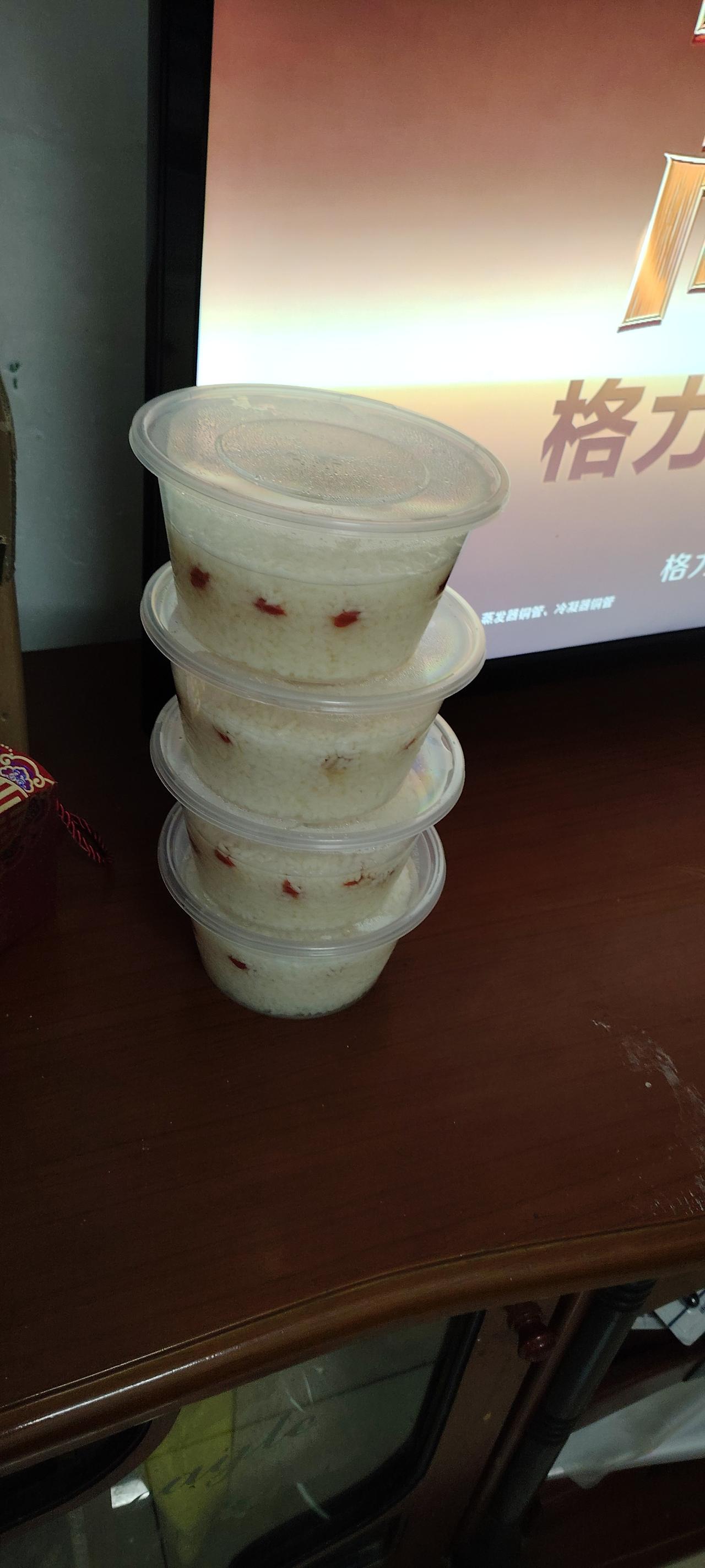 三十说醪糟汤。我兴高采烈给亲戚送去醪糟，以为是美食。回家一看，醪糟中的枸杞已上白