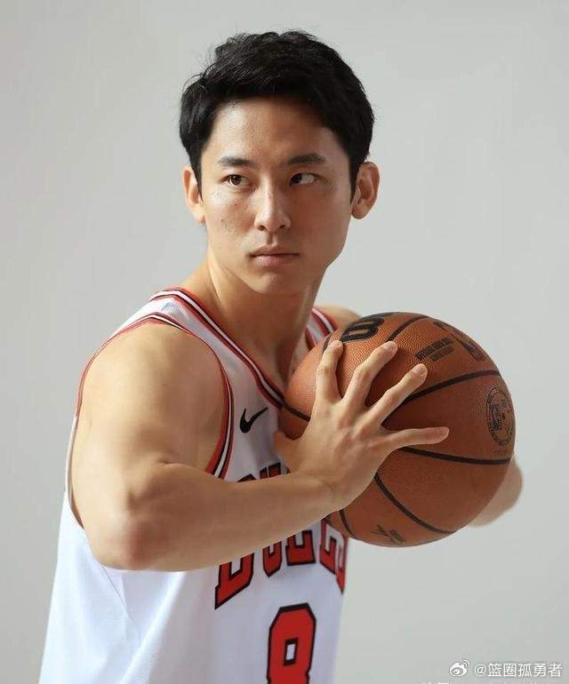 日本男篮核心后卫河村勇辉得到NBA快船的10天训练营合同对于中国男篮来说是好事哈