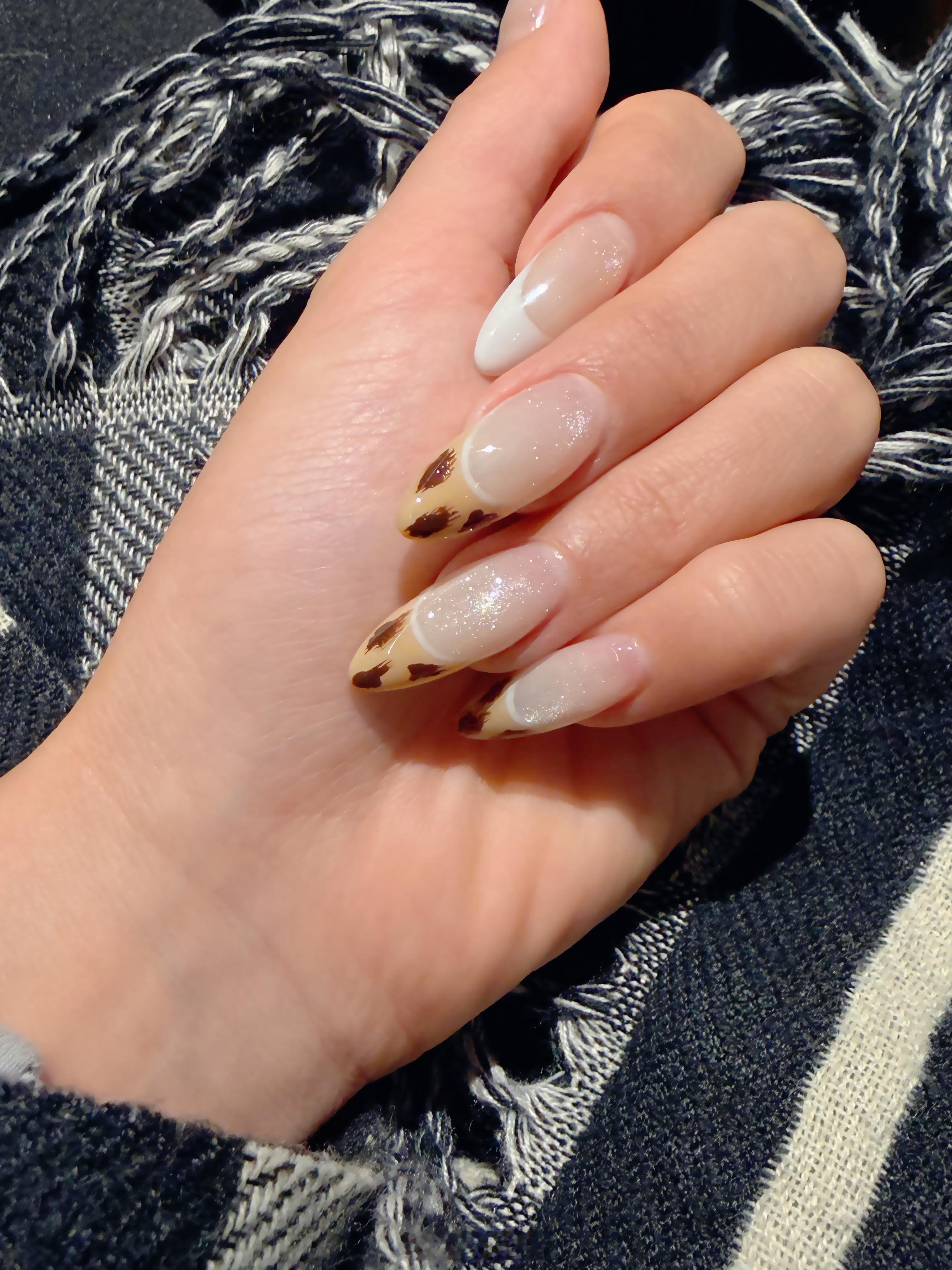 新年美甲这就开始秀新年美甲了吗，不是还有一个月才过年吗？我已经给美甲师预约了下个