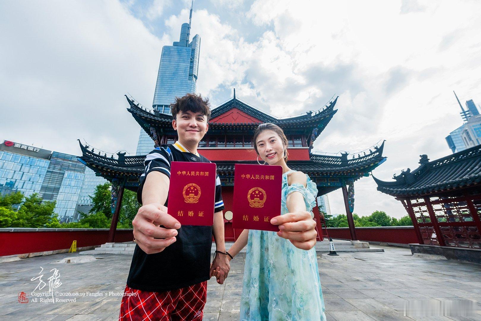 古今金陵，七夕示爱❤️六百年鼓楼见证浪漫，紫峰之下，赴一场人间佳期。古城红墙，现