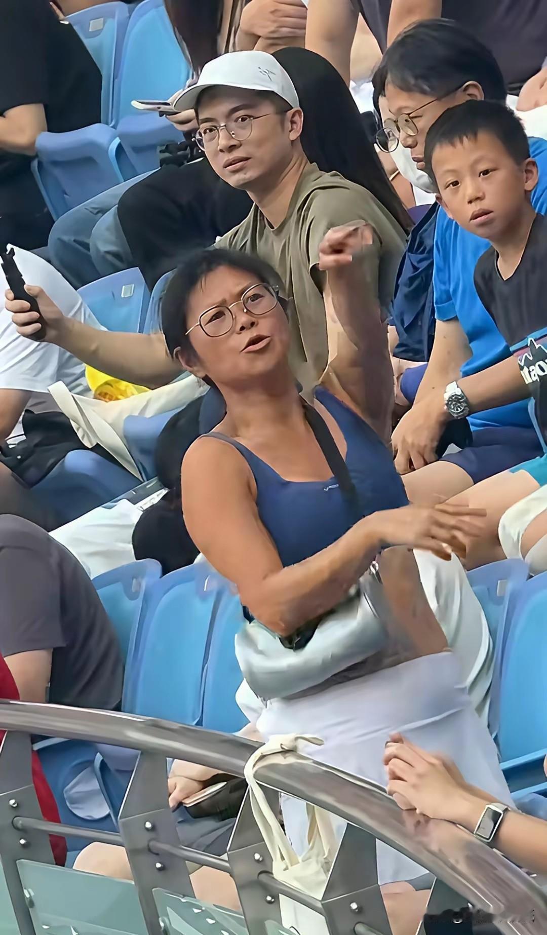 这回旗忠网球中心的赛场，没等来“ACE球”，倒迎来一位“酒驾式观赛”的狠人！46