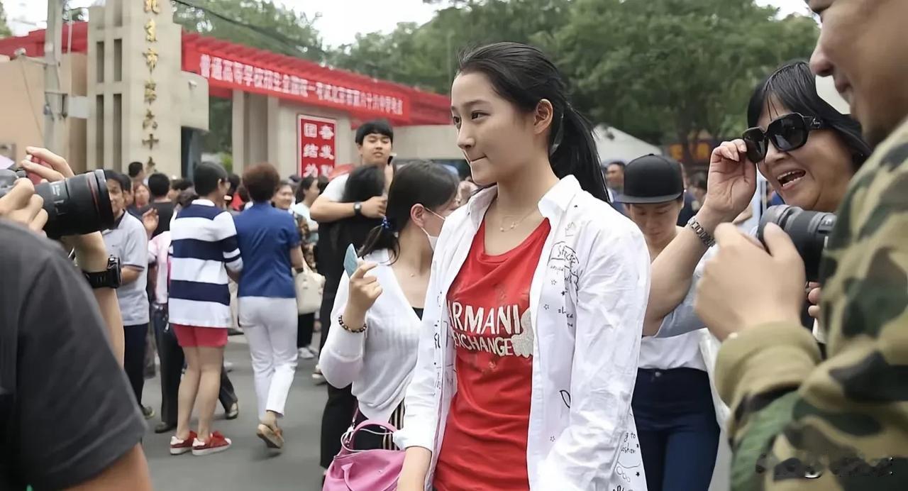 关晓彤一直都是一个很真实的小女孩，她的性格也是大方爽朗，毫不做作。

记得她小时