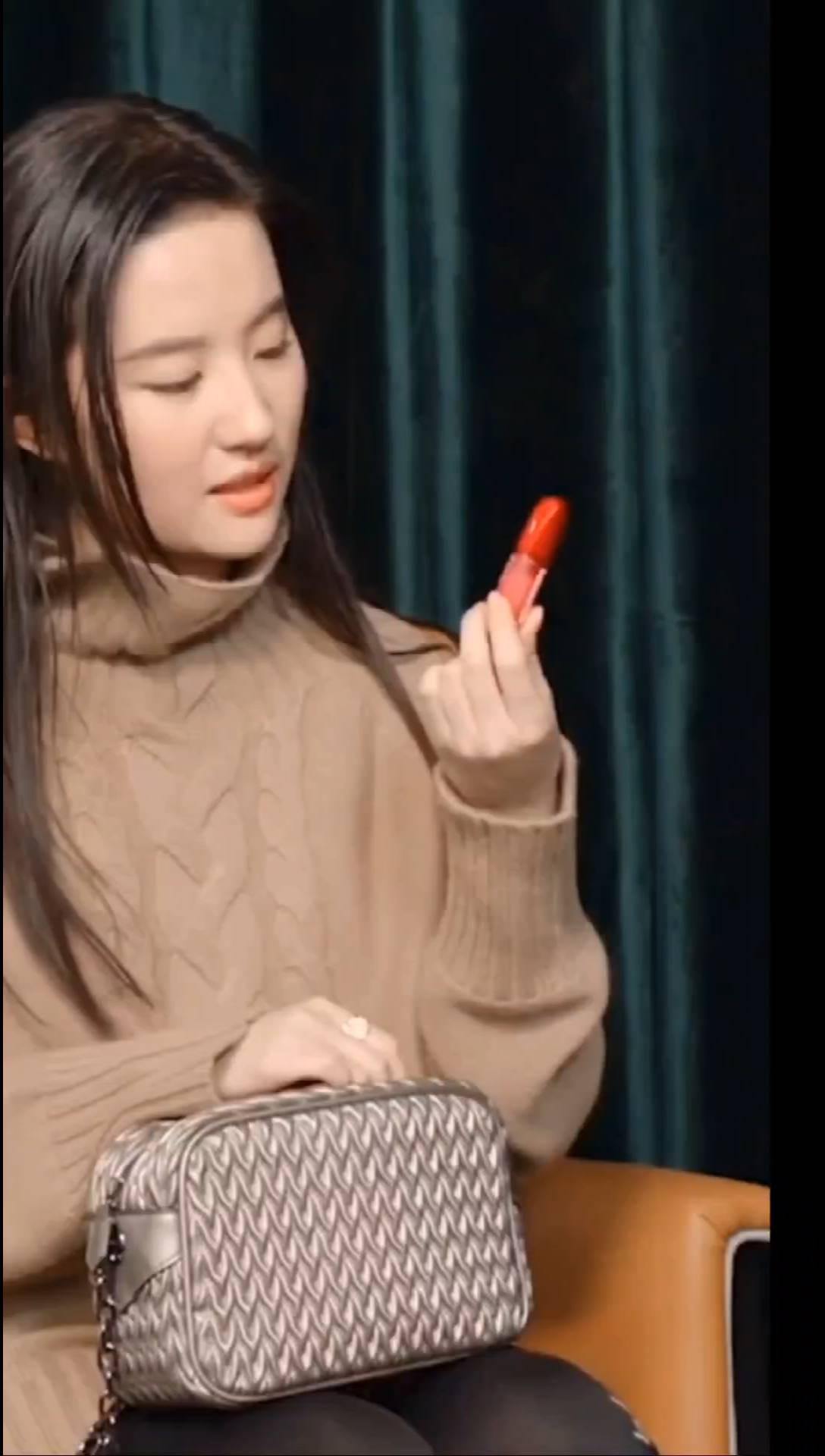 小样，这个挺方便的，挺不少东西的。这个是高光粉。