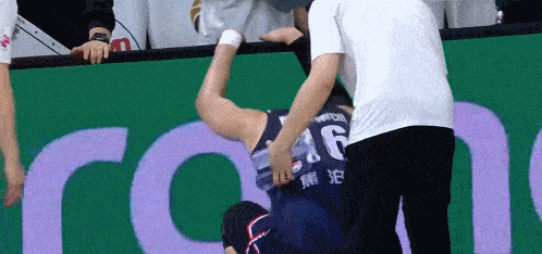 CBA季后赛强度太大了！焦泊乔累的在球场边呕吐，吐完只能继续打比赛。有人说低血糖