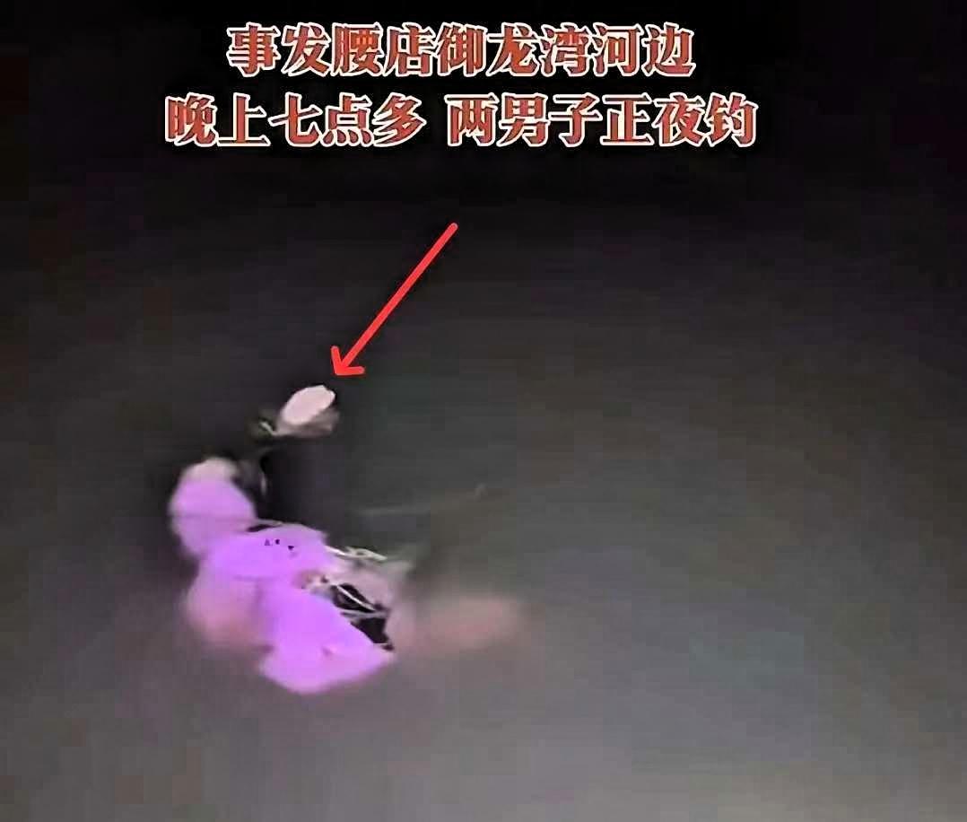 邓州的那个小女孩这是几世修来的福气啊？
 
10月13号晚上，天又冷又黑，一家四