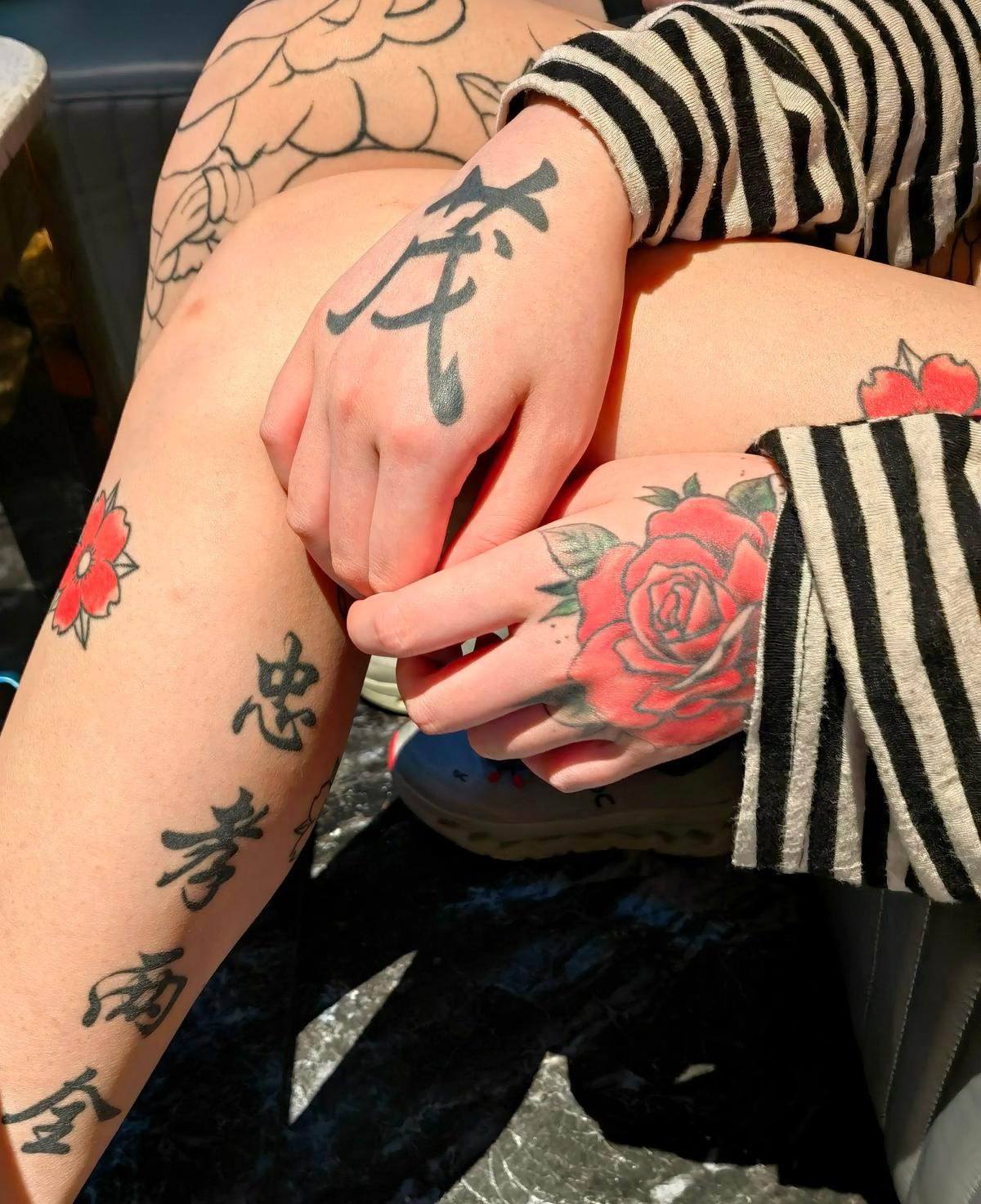 纹身曾是古代给罪犯的耻辱标记。

现在满大街的潮流图案，竟藏着这样的秘密。

在