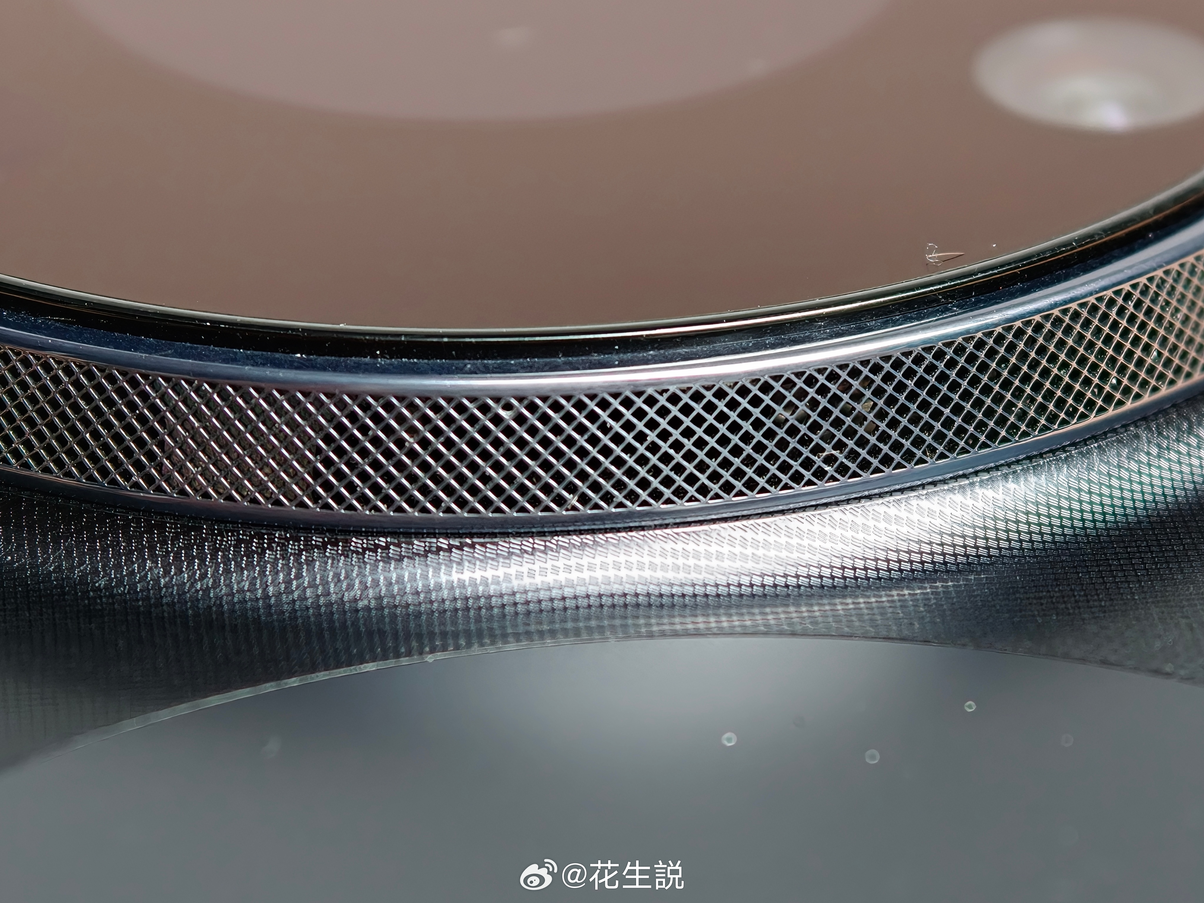 华为Mate 80 Pro Max风驰版和其他带风扇的手机不一样，它的进出风口非