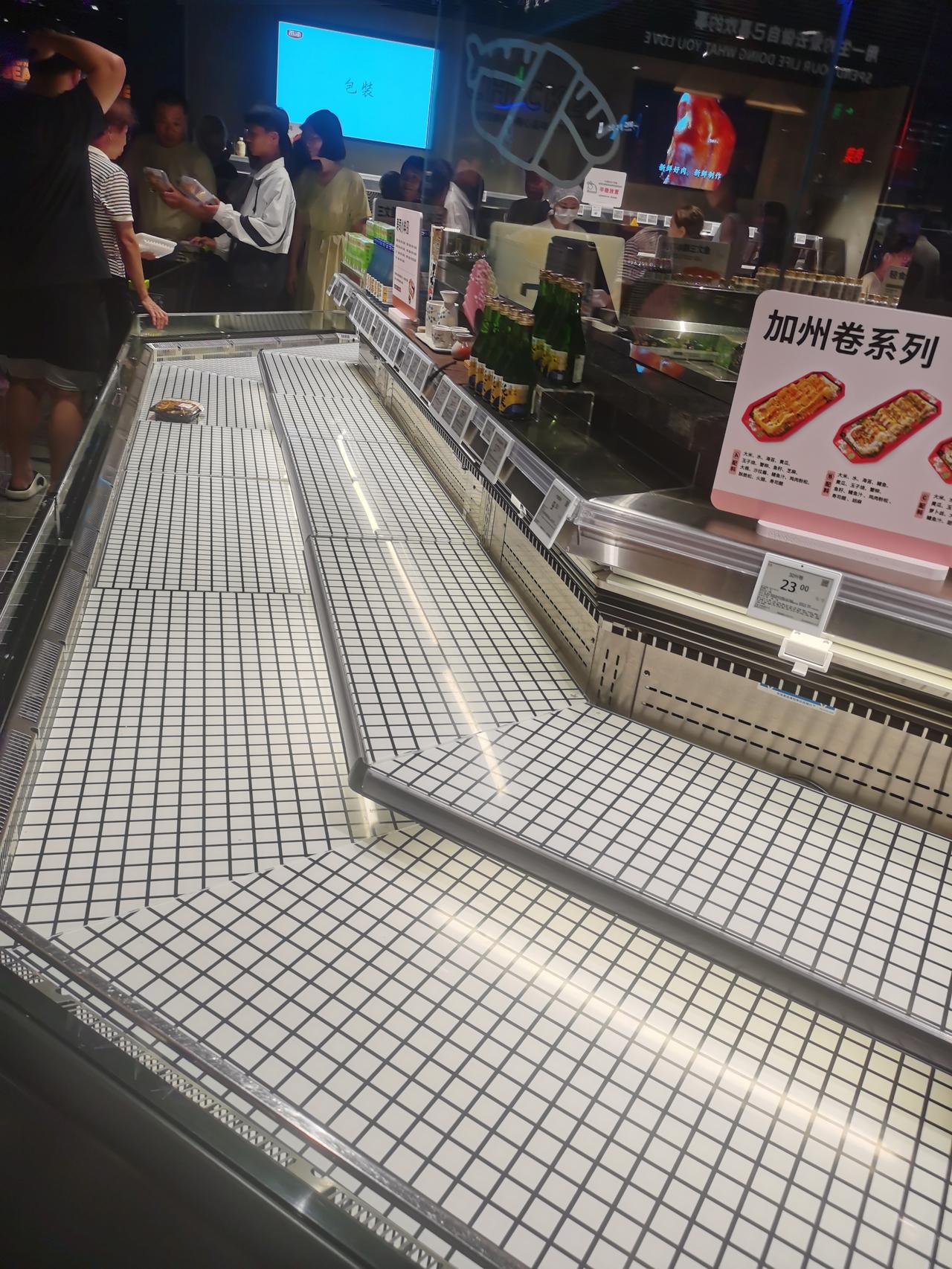 胖东来的商品什么最先卖完？
白天，胖东来三胖店人多，走到又退回，咱得以实际行动发