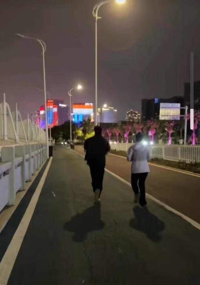 网友泉州偶遇宋威龙夜跑 有网友泉州偶遇宋威龙夜跑，既帅又自律！ 