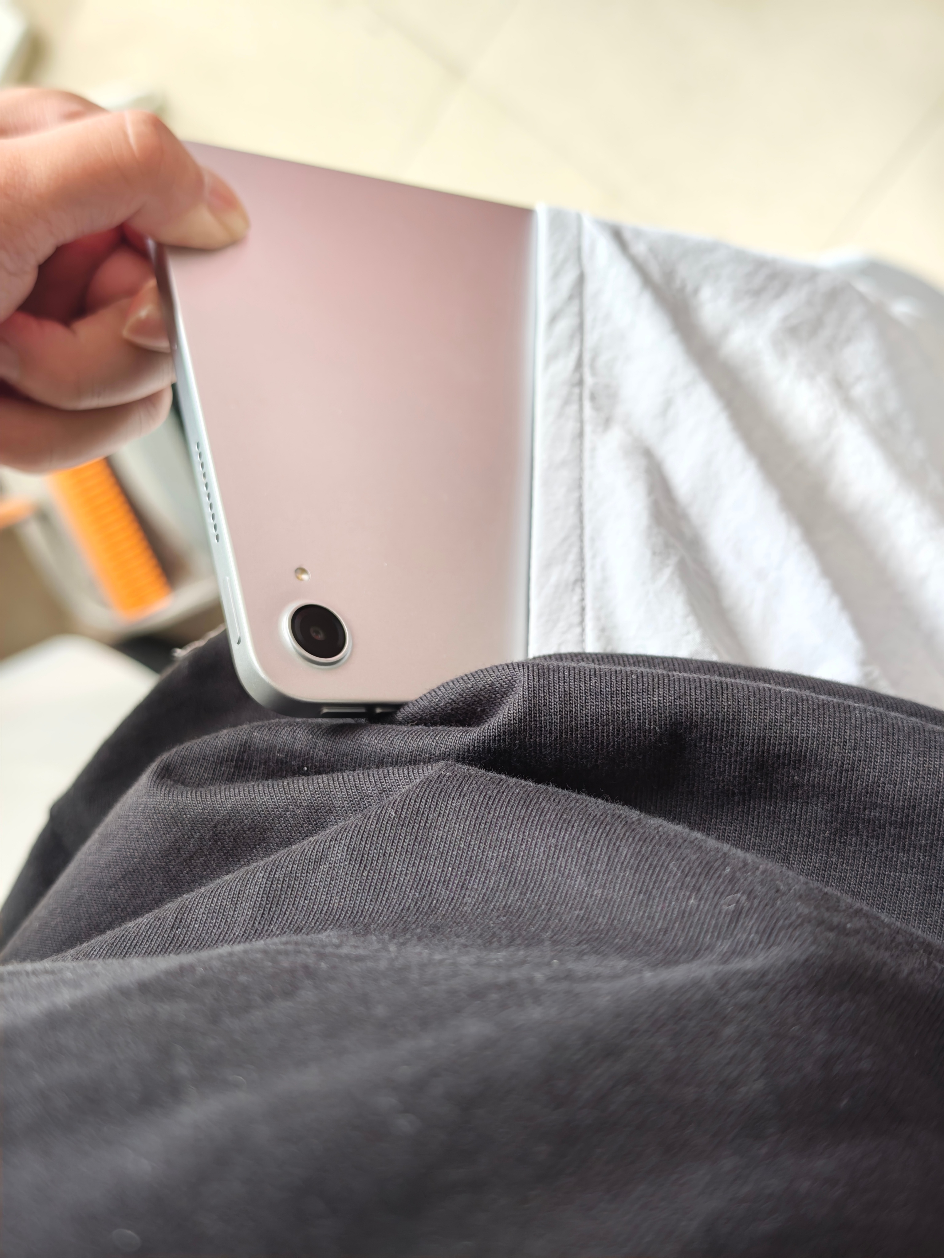 发现REDMI K Pad 2的大小还真能塞进裤兜里，带出门不用背包了