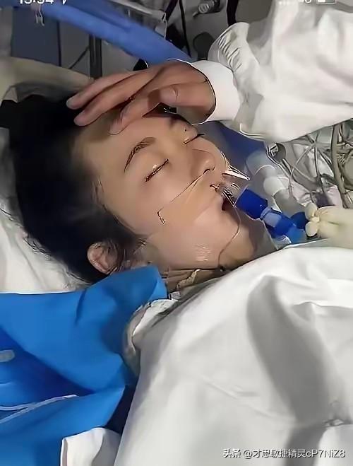 河南，女儿病危，她紧紧抓住父亲的手不放，然后断断续续地说：“爸爸，家里不是还有个