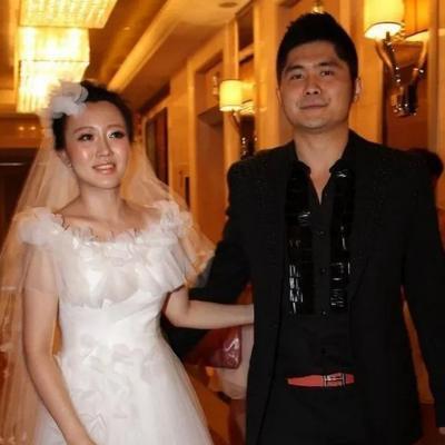 当年身家10亿的石磊，为追求潘长江女儿潘阳，豪掷3000多万送上法拉利。可结婚后