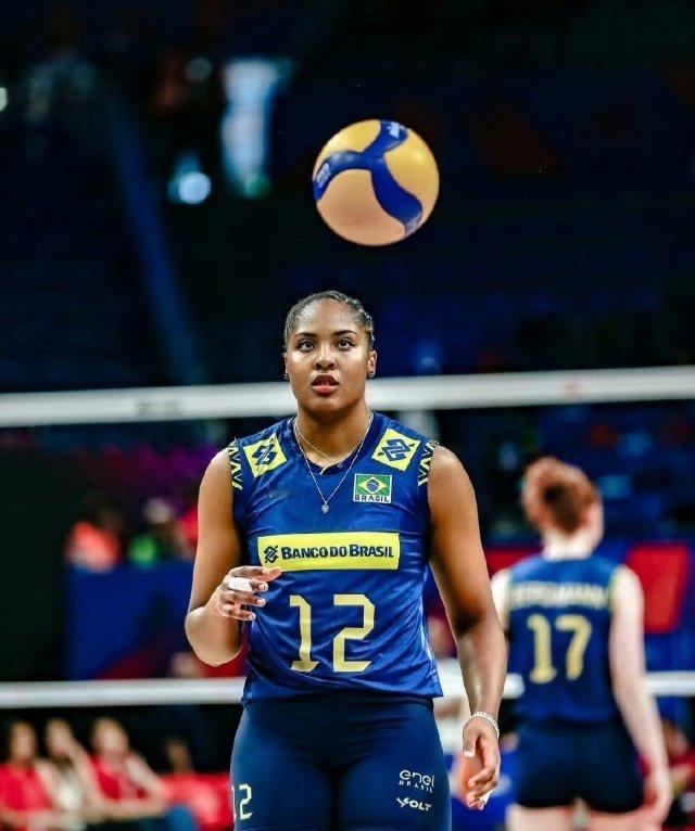 如果安娜•克里斯蒂娜下赛季去米兰，倒真的是不错的选择，她这几年和费内八字不合，该