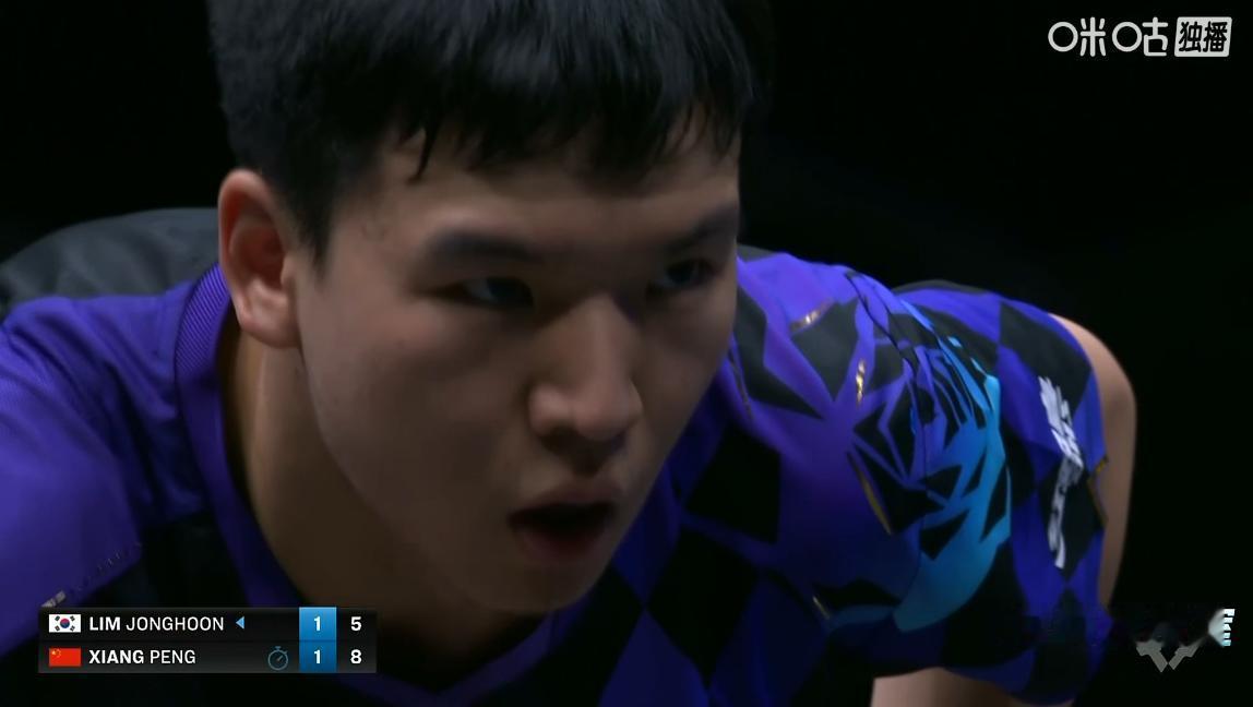 侯英超生气了，
虽然向鹏3-1拿下林钟勋，
但给向鹏的表现只打了一个及格分，
