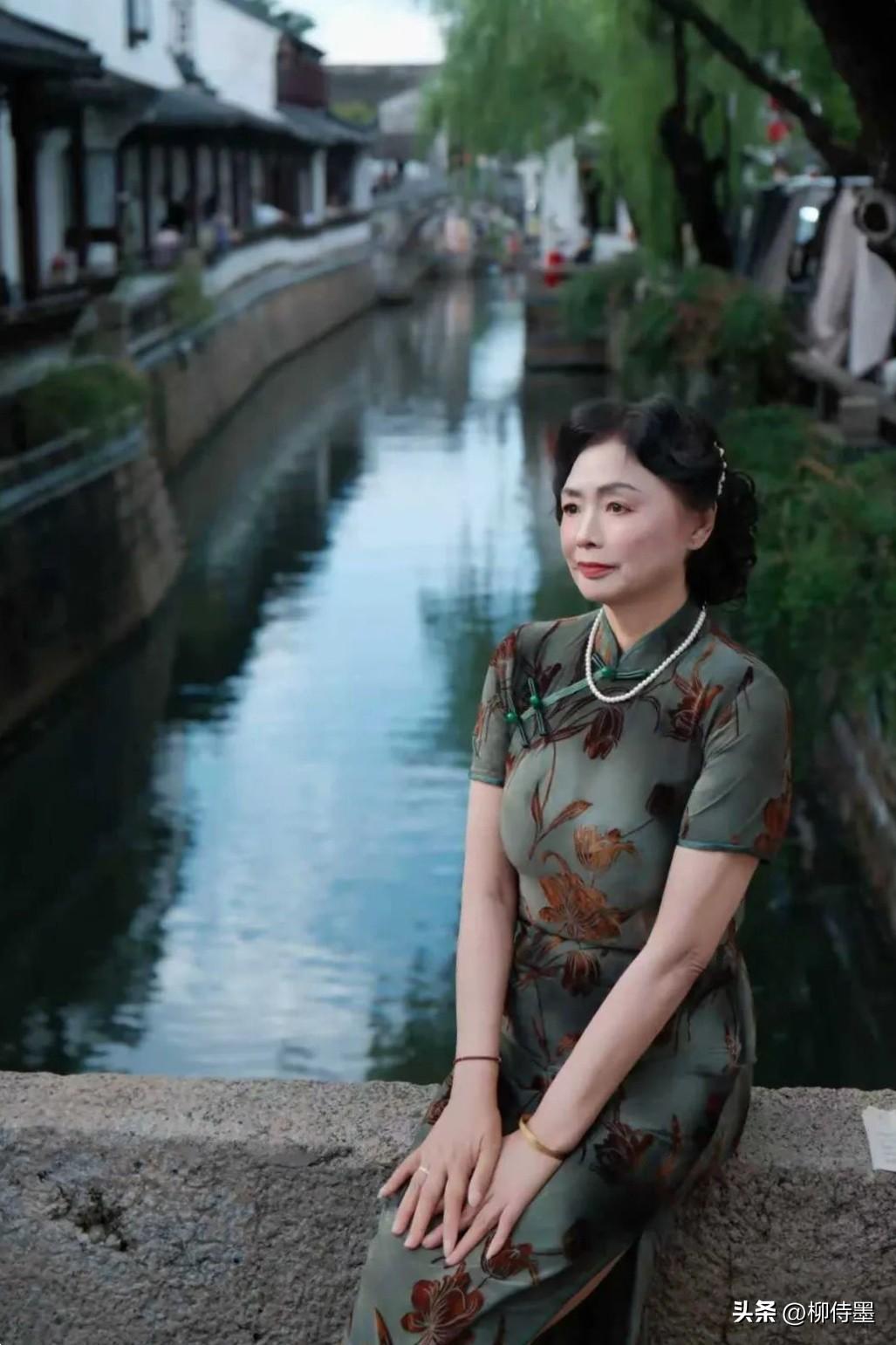 不知道你们发现了没？有些人在拍照时，会有一边的眉毛挑起来。
拍照的时候挑眉，好不