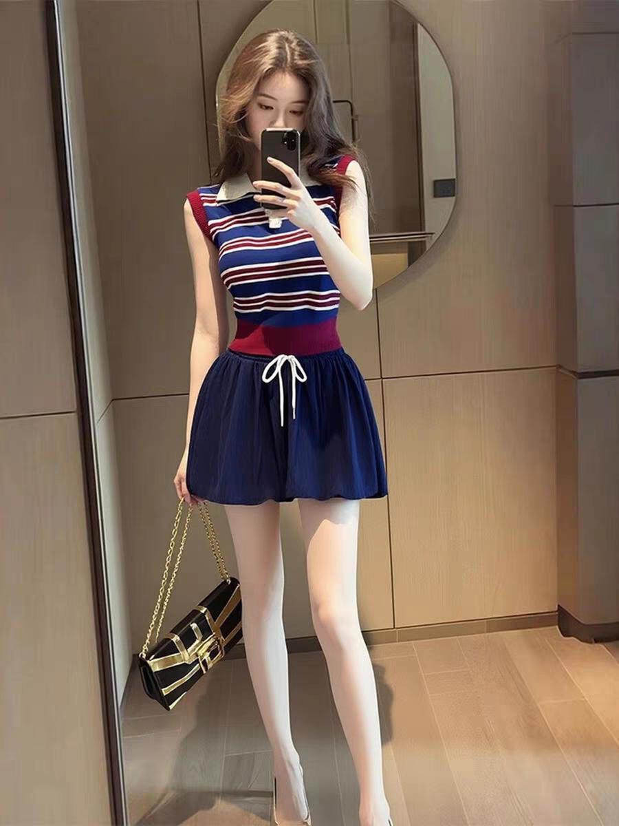 小个子的时尚难题，小香风条纹套装裙轻松化解！它简直是小个子女生的救星。
小香风自