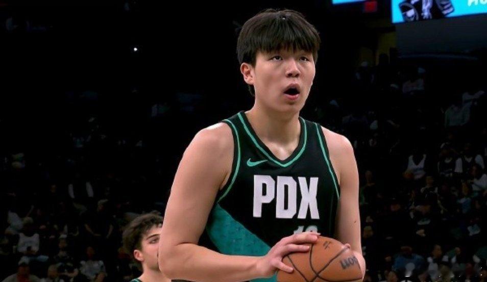 杨瀚森nba常规赛 拓媒：杨瀚森本场没犯什么错，还贡献了克林根没有的2次盖帽。北