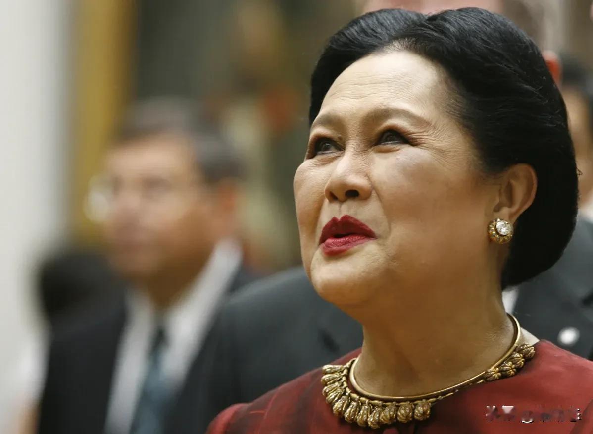 泰国诗丽吉王太后逝世，享年93岁
 
泰国诗丽吉王太后于周五在曼谷医院溘然长逝，