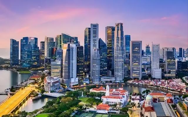 短短五年，香港和新加坡的经济差距被拉开了一大截。2019年香港GDP3660亿美