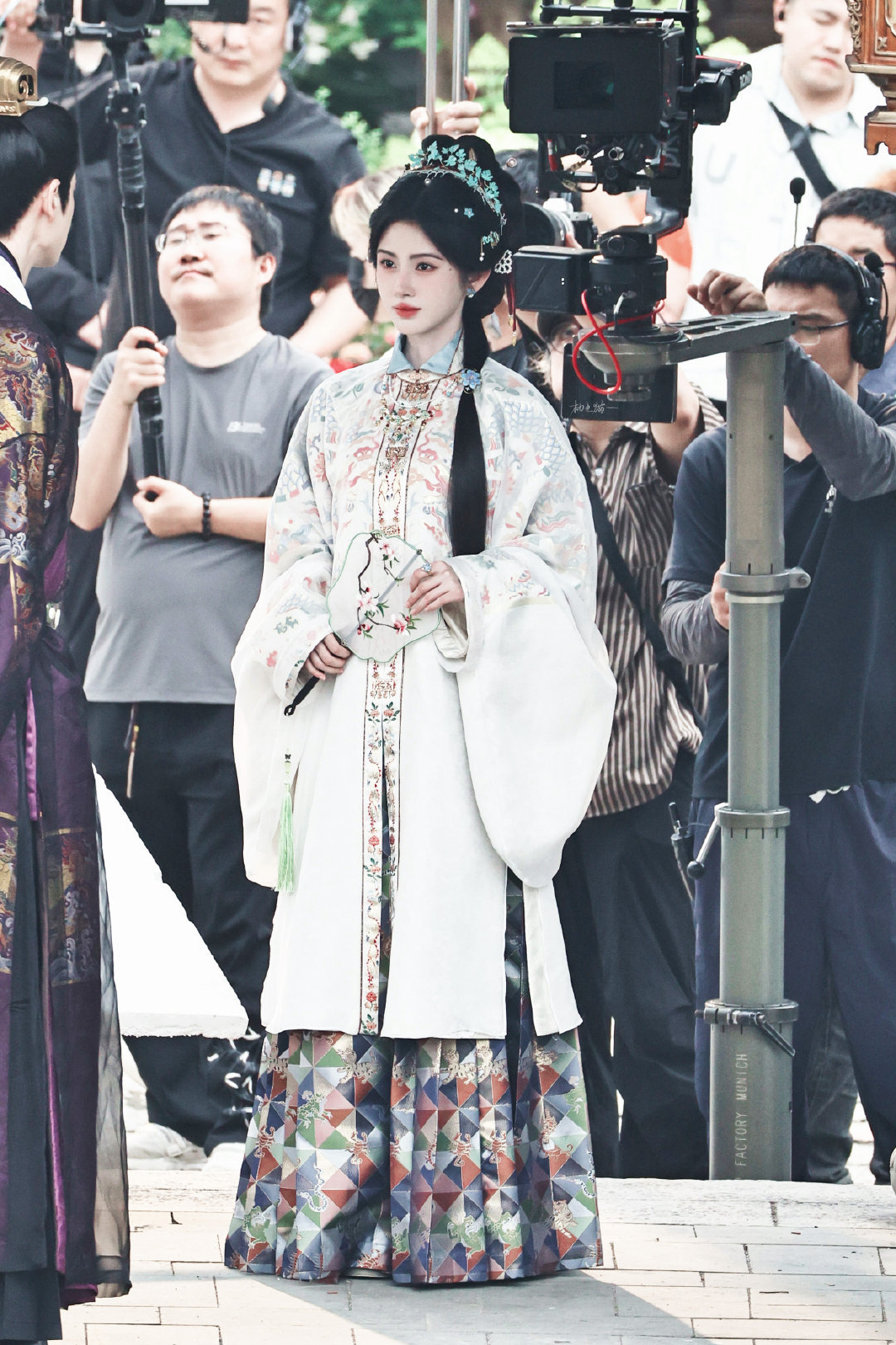 jjy鞠婧祎千香 jjy鞠婧祎姜黎非 “玫瑰之所以是玫瑰，是风与光的眷顾，更是视