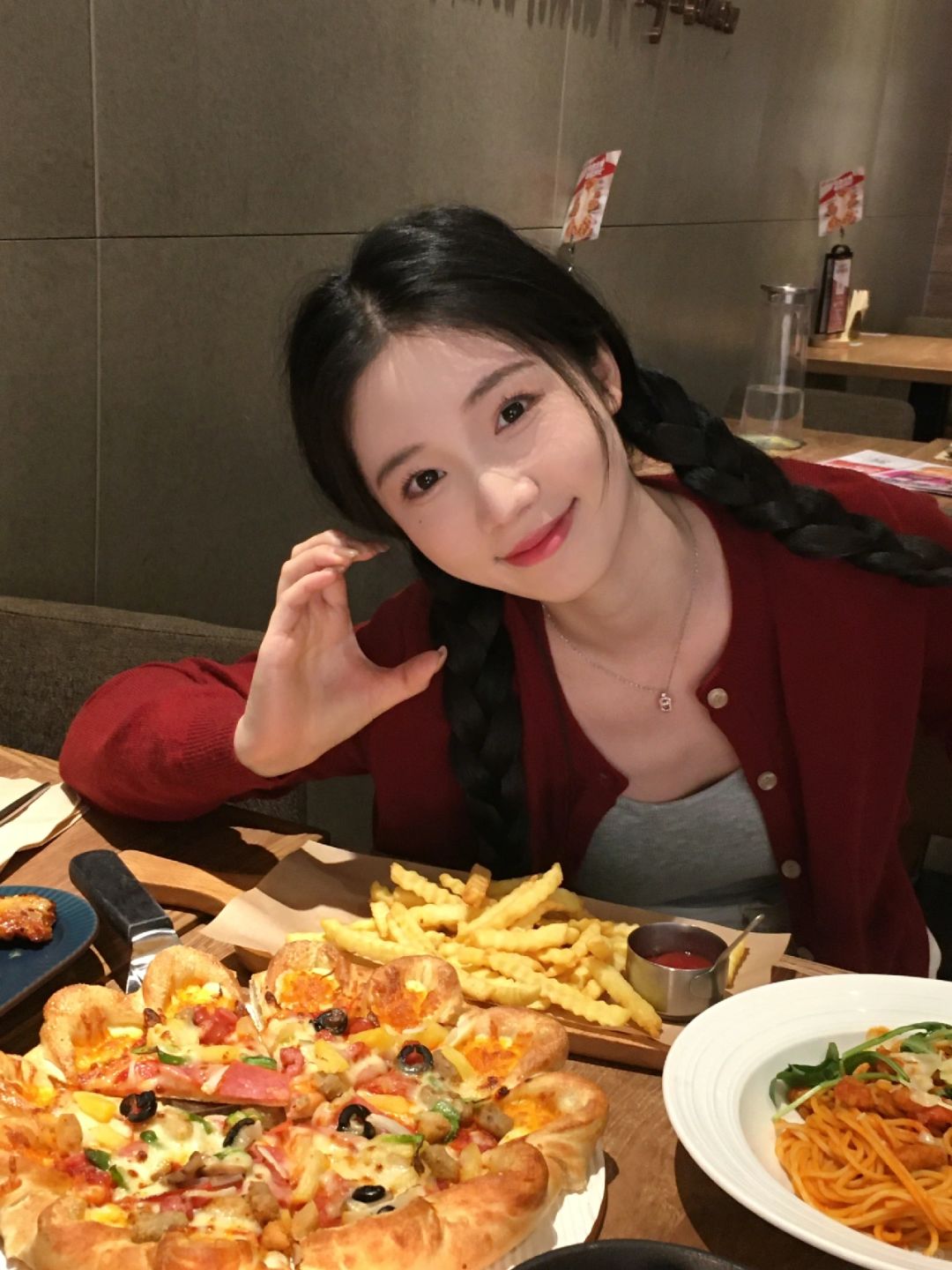请客吃饭的漂亮姐姐在必胜客