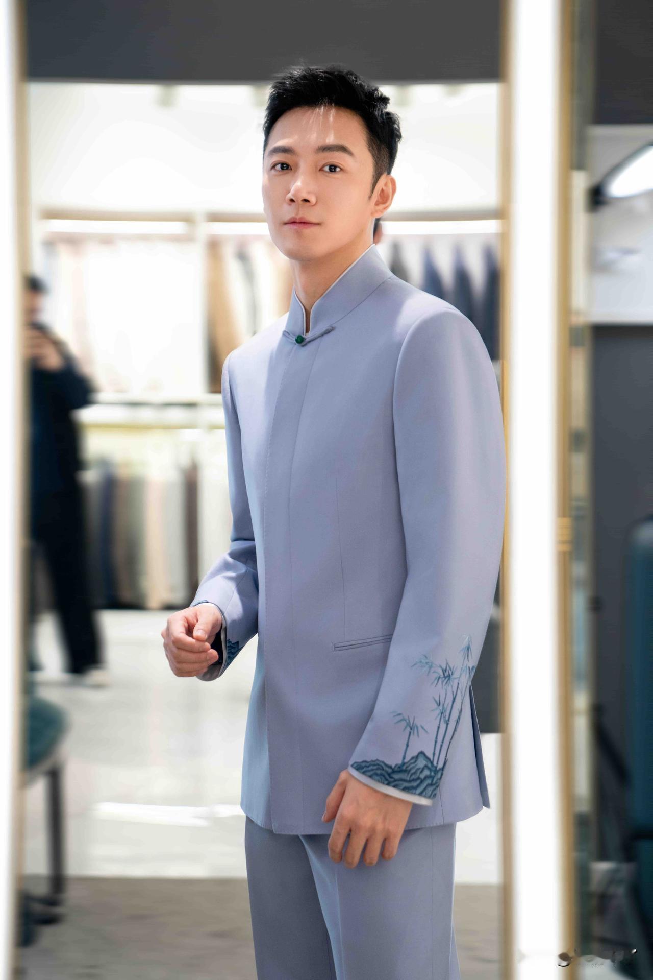 张韬应该算得上是继亚宁之后，颜值最出众的男主持人了吧。