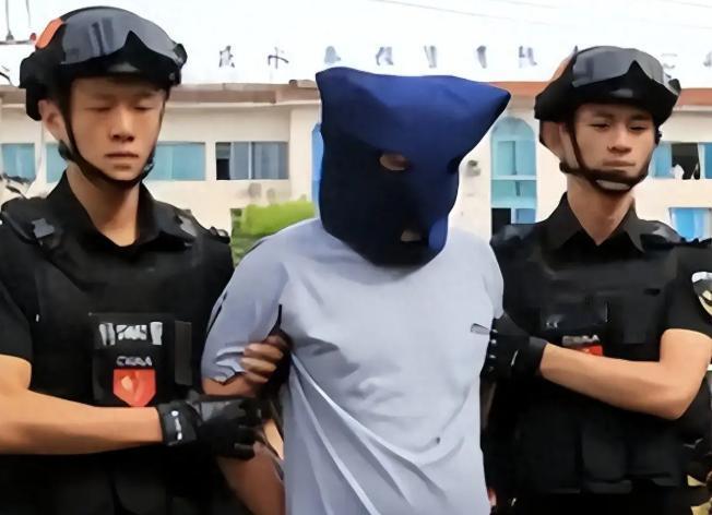我们总是习惯把目光投向外部
敌国的军事威胁、边境的紧张局势、网络空间的攻击。很少