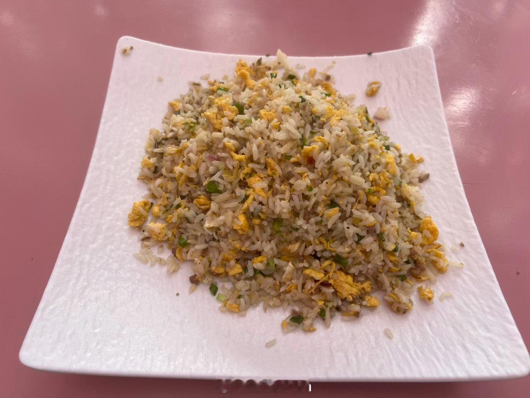 来万峰林之前就念叨着尝尝蛋炒饭，说这里的特色。万峰林蛋炒饭为什么成为特色1、做法