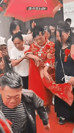 这个女孩像是脑瘫患者，父母看起来都非常的正常，家庭条件也非常的好，但是给女儿找的