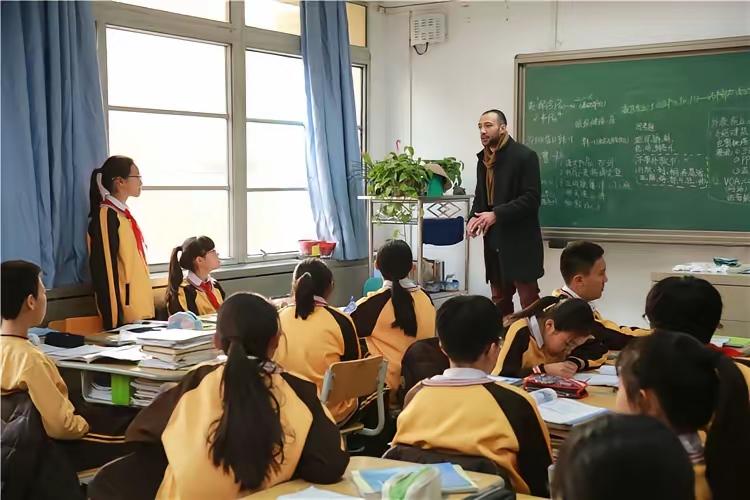 法学界的陈枫教授最近撂下一句狠话：国内幼儿园和中小学的外籍教师，统统辞退。这建议