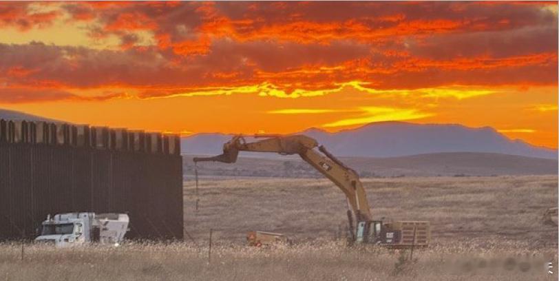 ‼️美国亚利桑那州正在进一步加强边境墙建设，阻挡非法移民入境。热点现场海外编译精