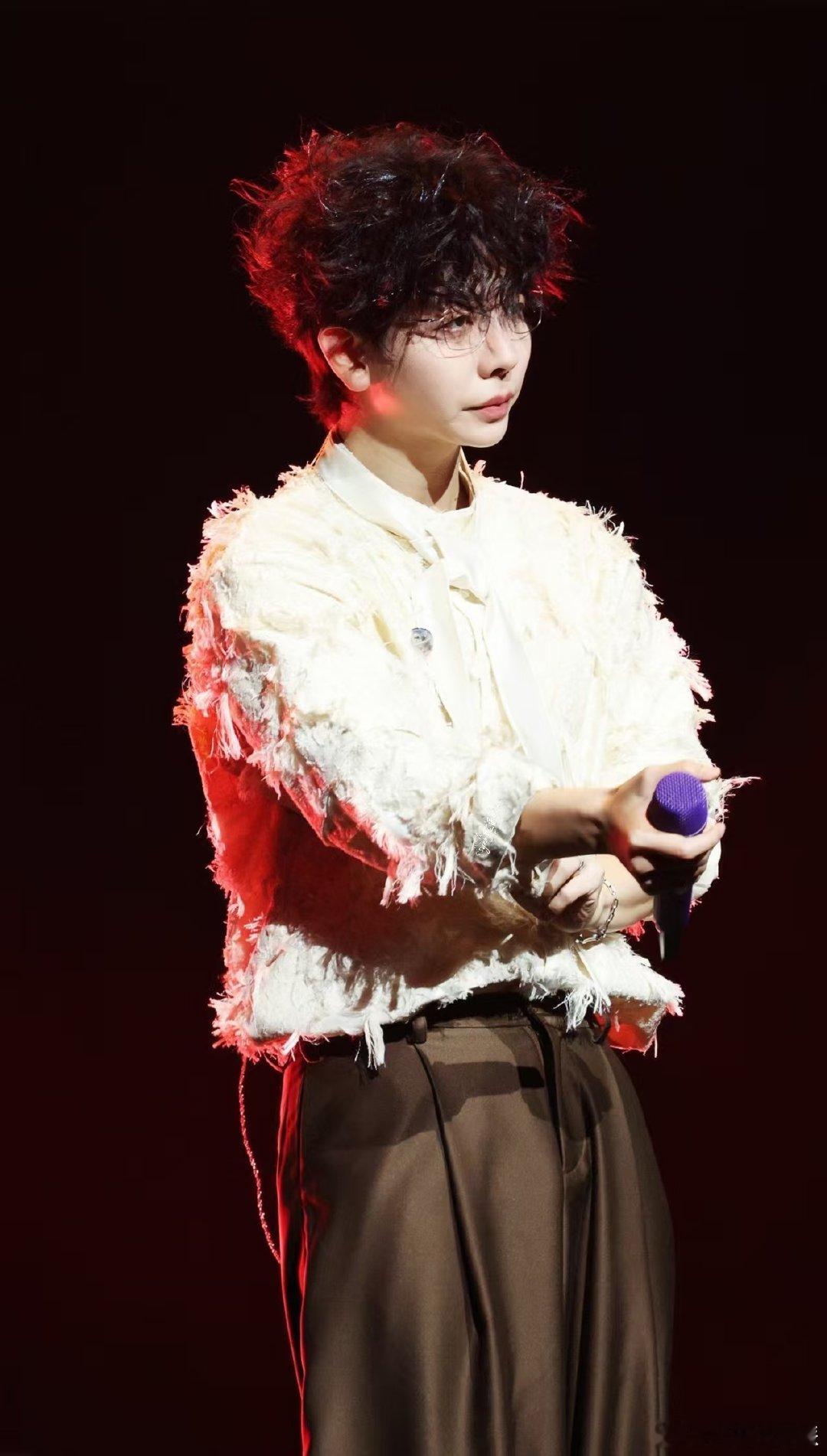 胡夏还没下台已经开始戒断了 苏州收官，10场巡演圆满结束！举手机记录瞬间，笑说“