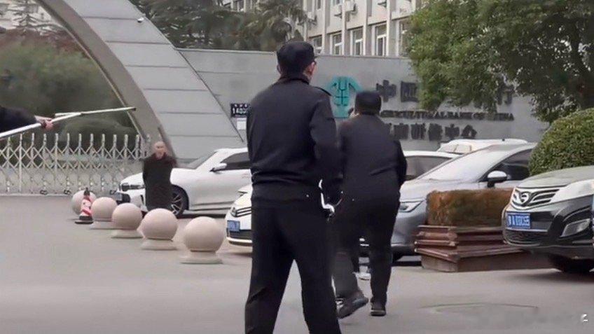 好奇问一嘴：这种万一后脑着地出了问题，车主会有责任吗！？ 