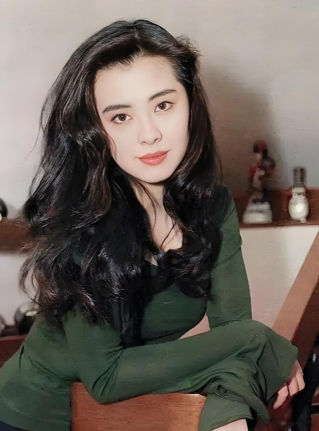 57岁王祖贤自拍照 呆住嘴巴…差点没认出来。快58岁头发是真好！羡慕了！ 