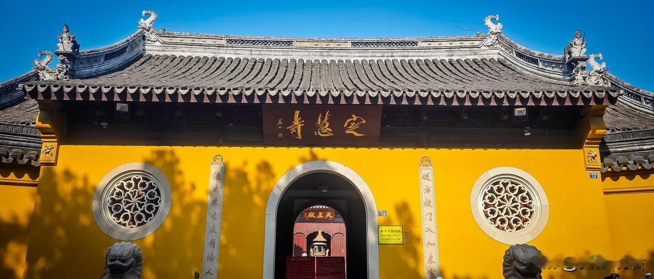 苏州闹市里的治愈古寺是定慧寺！苏州真的藏不住的美！
闹市旁居然有这么安静的千年古